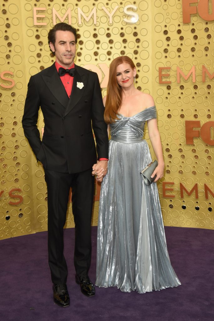 Isla Fisher y Sacha Baron Cohen en los Primetime Emmy Awards