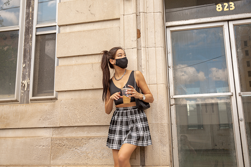 Tendencias de cosecha de 2021 | traje de micro crop top con mini falda a cuadros tendencia de moda