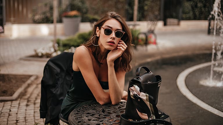 Chica con gafas de sol y vestido de lencería de moda.