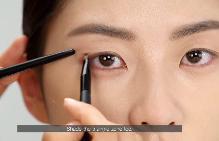 El paso 3 del maquillaje de ojos con capucha es crear una forma básica
