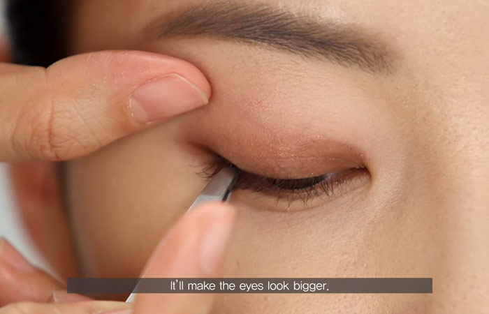 El paso 7 del maquillaje de ojos con capucha es usar pestañas postizas