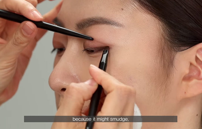 El paso 5 del maquillaje de ojos con capucha es aplicar el delineador de ojos en gel con capucha.