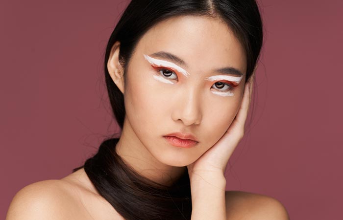Mujeres con maquillaje de ojos para lucir unos ojos más blancos.