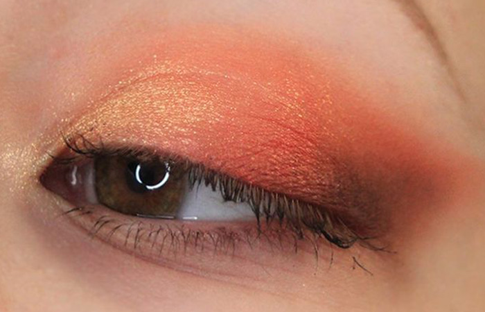 Gold and peach red eyeshadow look