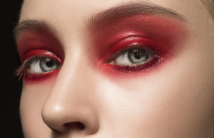 Wrap-around red eyeshadow look
