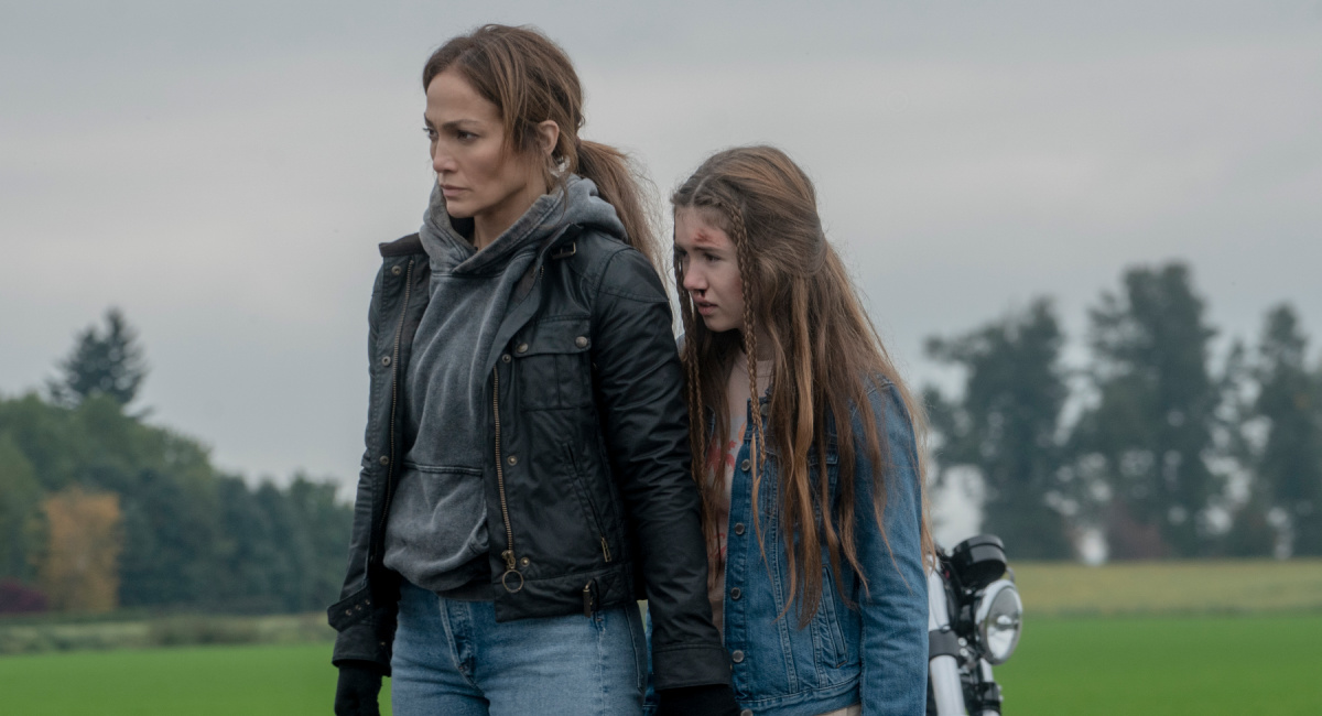 Jennifer Lopez como la madre, Lucy Paez como Zoe en 