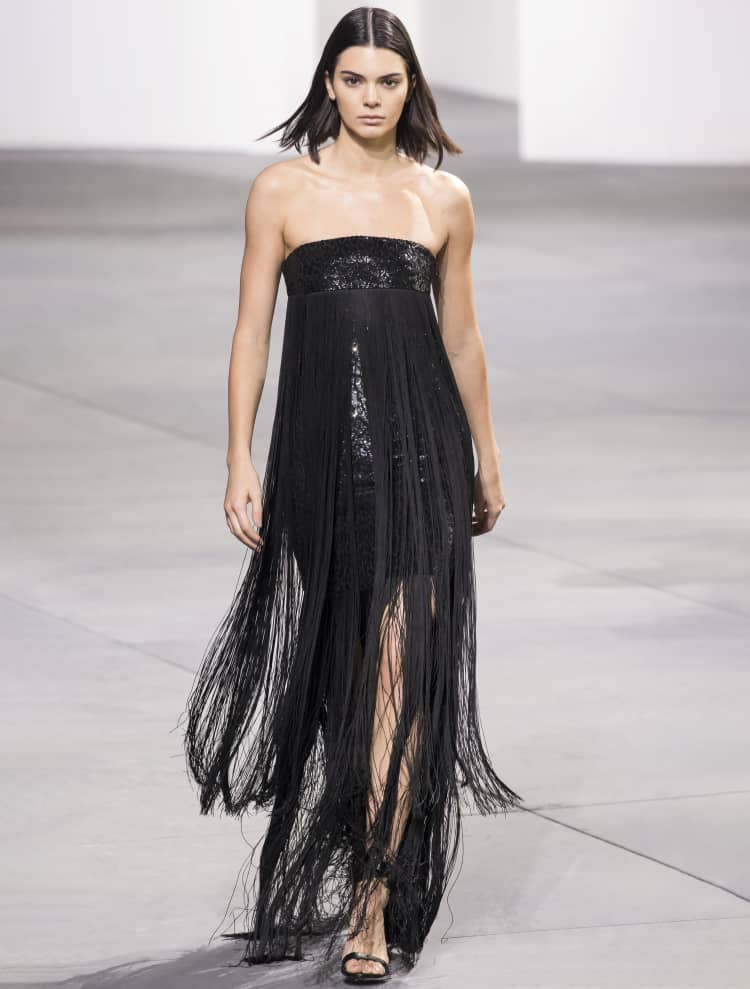 Kendall Jenner camina por la pasarela