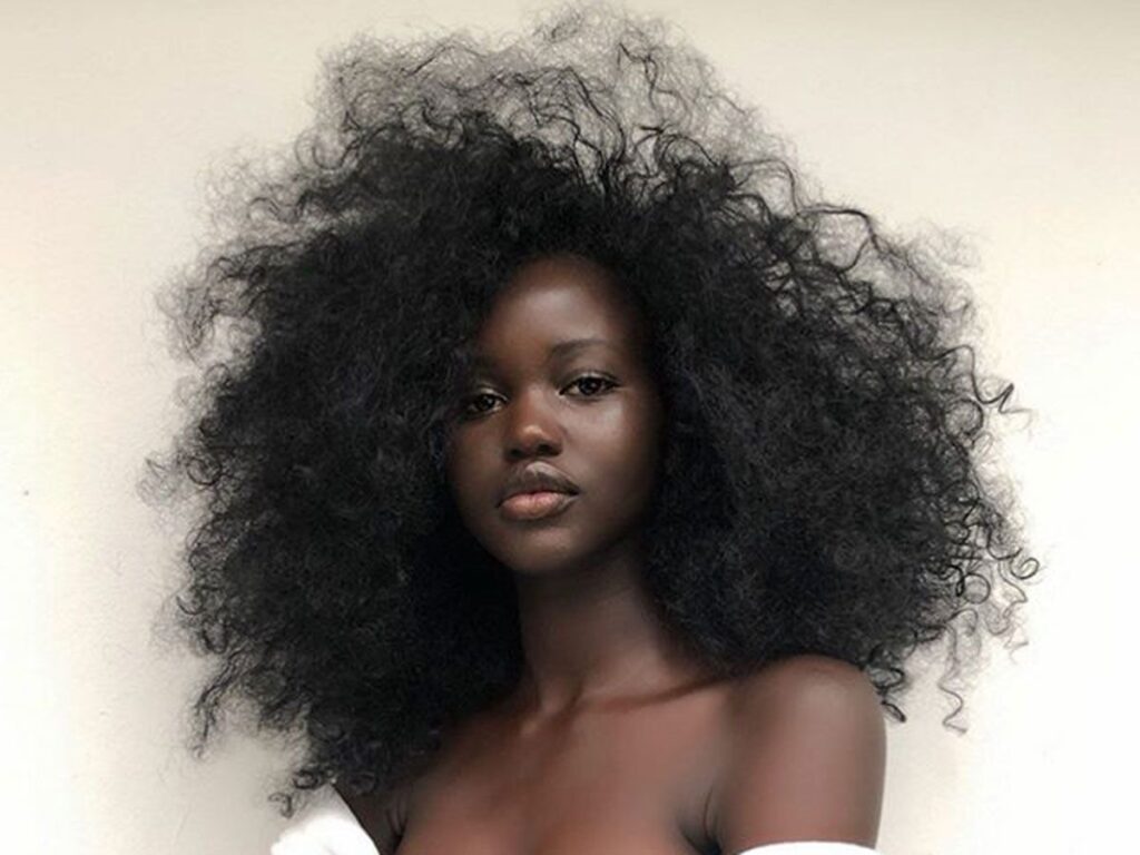 modelo negra contemporanea