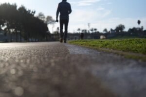 Photo Mindful walking with high-intensity intervals
