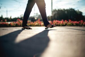 Photo Mindful walking with high-intensity intervals