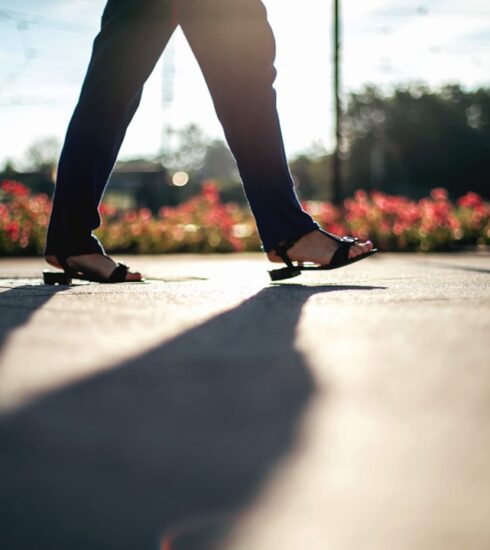 Photo Mindful walking with high-intensity intervals