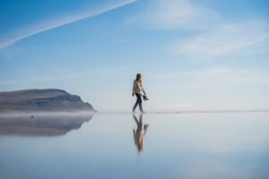 Photo Mindful walking with high-intensity intervals
