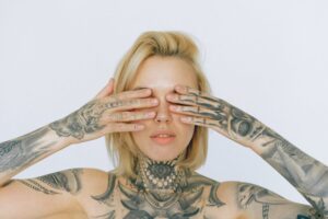 modelo con tatuajes