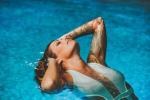 Modelo Tatuada